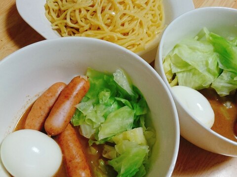 ゆで卵 キャベツ ウインナーの濃厚魚介つけ麺